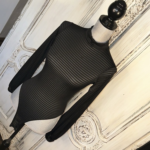 Pretty Little Things Mock Neck Long Sleeve Peekaboo Bodysuit Size 4 Minimalist - Picture 3 of 14